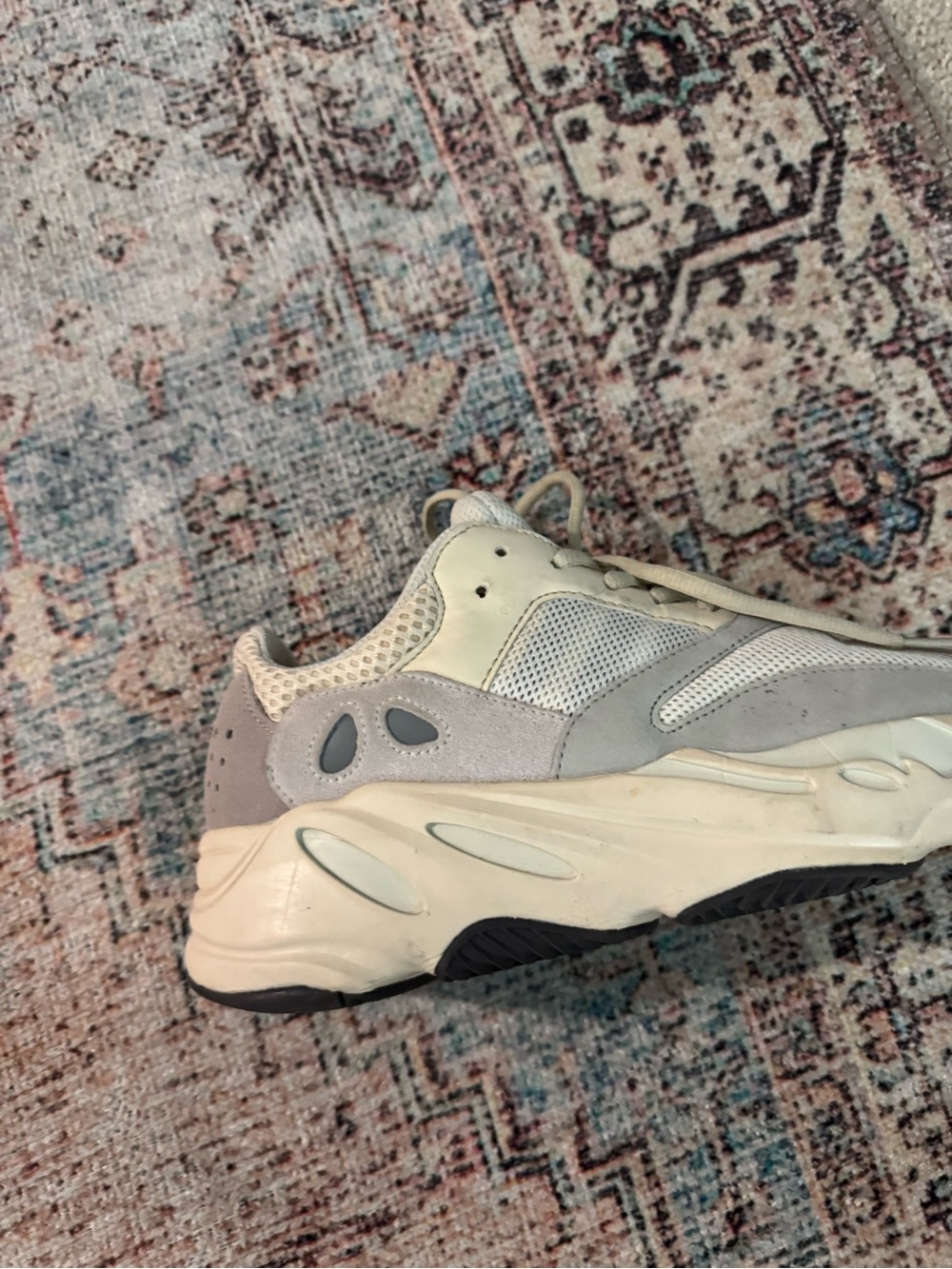 Yeezy 700 - Picture 5 of 6